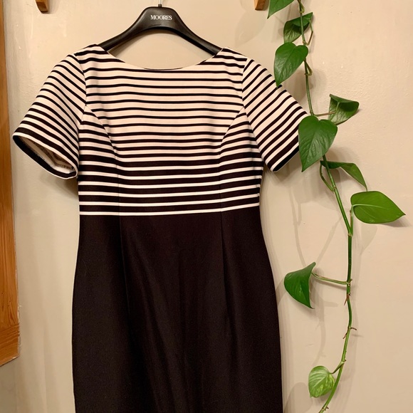 Jones New York Dresses & Skirts - Jones new york short sleeved striped dress